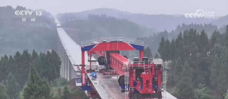 “五一”假期重点工程建设不停步 一线建设者们用劳动诠释“最美”(图5)