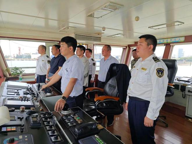 南通海事保障假期首日渡运安全(图1)