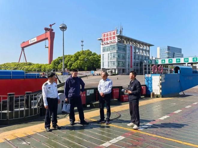 南通海事保障假期首日渡运安全(图3)
