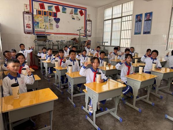 积极履行社会责任 古茗为广西两校捐赠教学物资(图6)