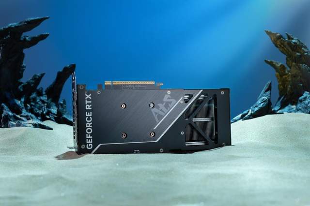 50系N卡中最该买的三风扇甜品华硕ATS-RTX 5060-O8G巨齿鲨测评(图2)