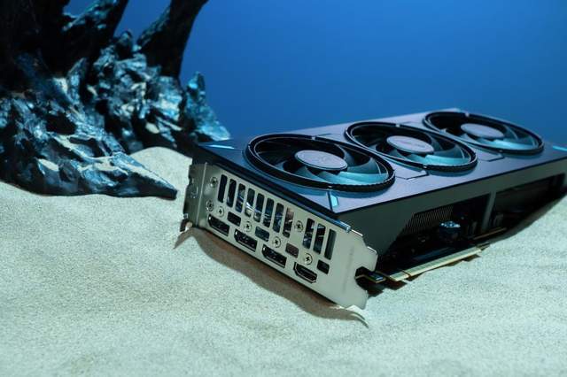 50系N卡中最该买的三风扇甜品华硕ATS-RTX 5060-O8G巨齿鲨测评(图5)