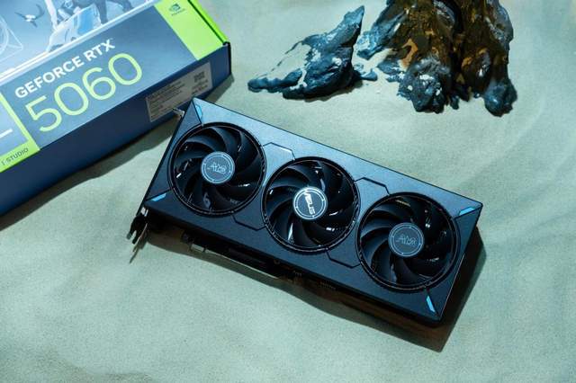 50系N卡中最该买的三风扇甜品华硕ATS-RTX 5060-O8G巨齿鲨测评(图3)