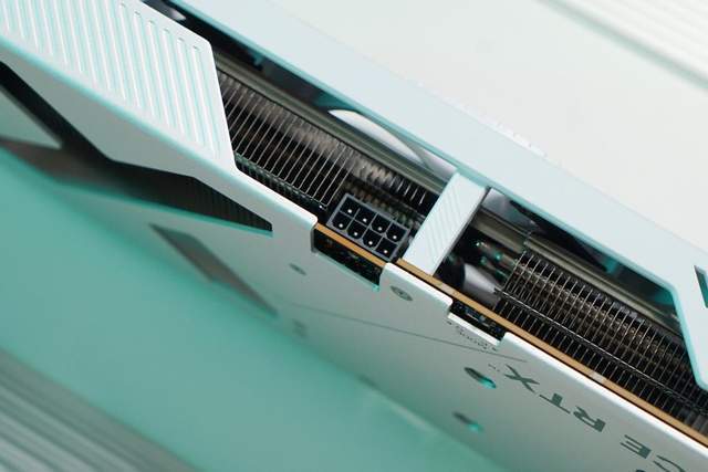50系N卡中最该买的三风扇甜品华硕ATS-RTX 5060-O8G巨齿鲨测评(图20)