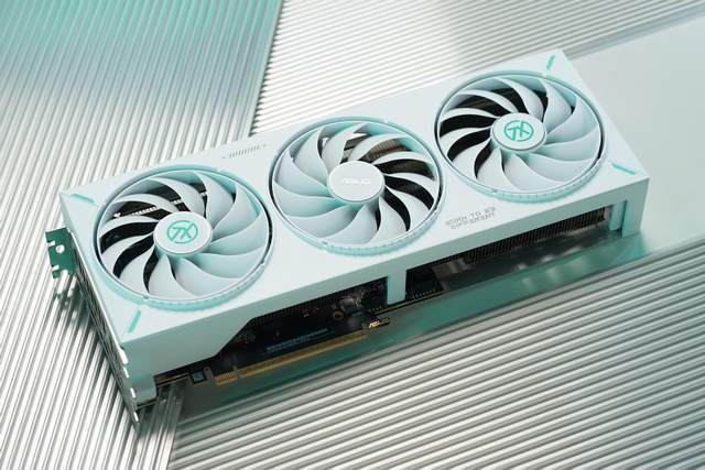50系N卡中最该买的三风扇甜品华硕ATS-RTX 5060-O8G巨齿鲨测评(图17)