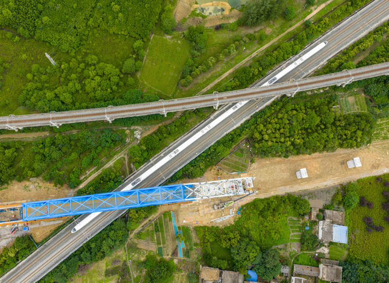 新建沪宁合高铁千吨钢桁梁顺利跨越沪蓉铁路(图1)