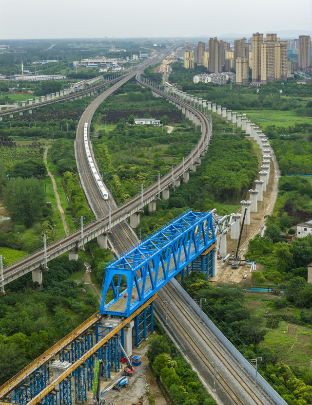 新建沪宁合高铁千吨钢桁梁顺利跨越沪蓉铁路(图2)