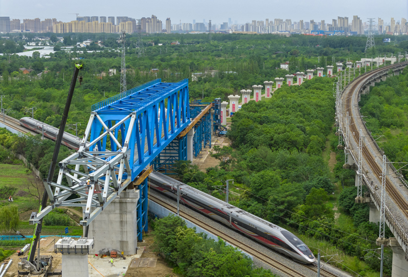 新建沪宁合高铁千吨钢桁梁顺利跨越沪蓉铁路(图3)