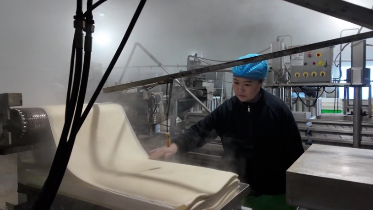 从半自动升级到全自动！特克斯豆制品香飘伊犁州(图2)