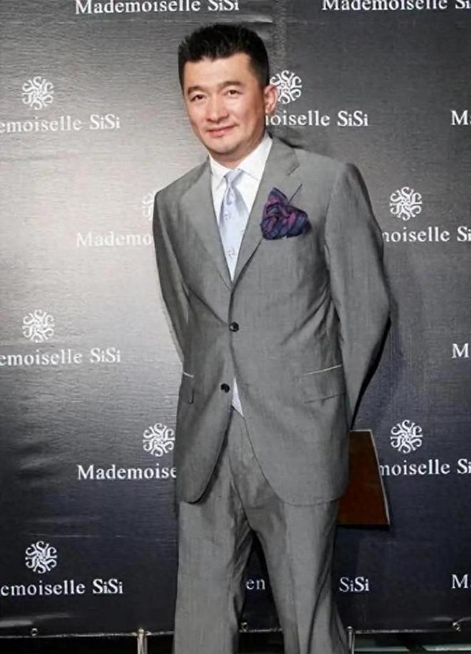 亿万富豪娶日本妻负债15亿被抛弃摆摊还债14亿59岁累死街头(图1)