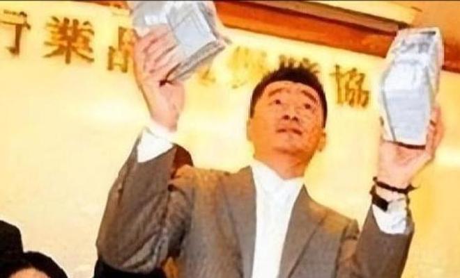 亿万富豪娶日本妻负债15亿被抛弃摆摊还债14亿59岁累死街头(图6)