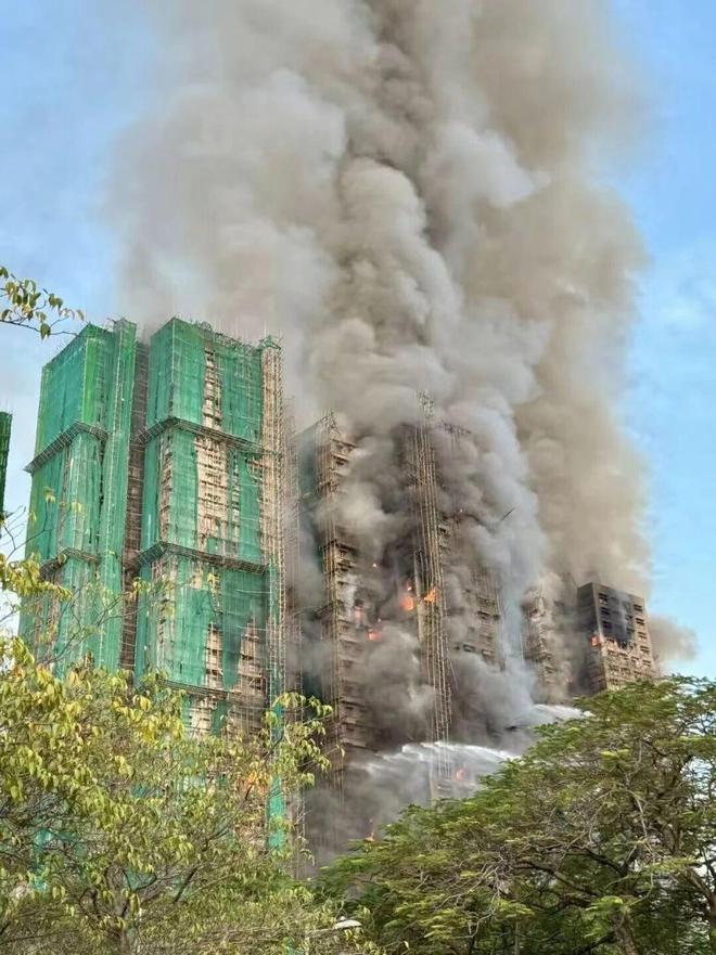 香港致命大火之前小区卷入33亿公修纠纷(图2)