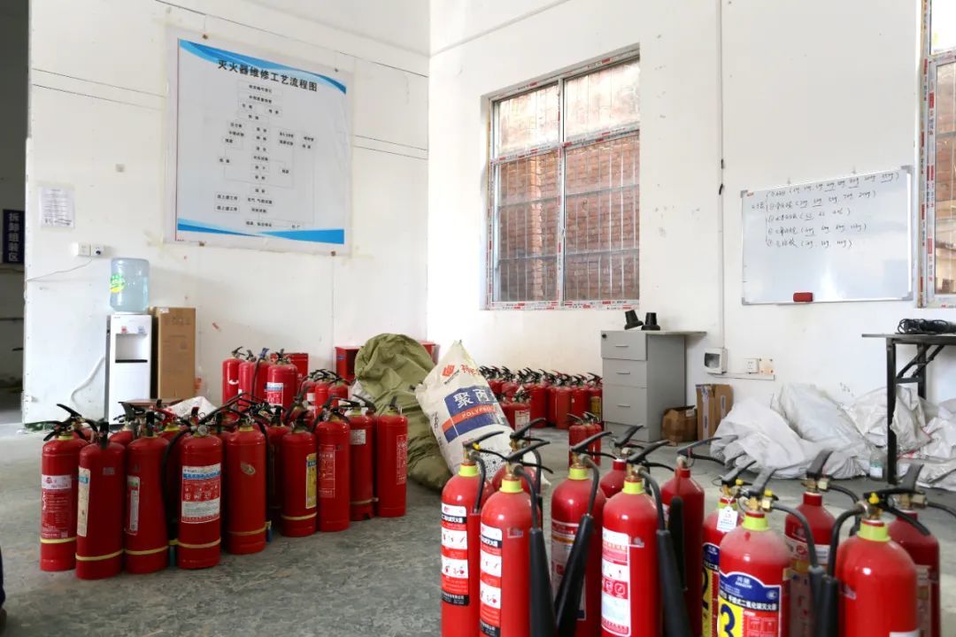 美一架载286人客机起飞9分钟发生爆炸飞机碎片坠落引发火情